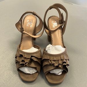 Women Journee Collection Beeca Taupe Suede Heel. NWT Size 11.